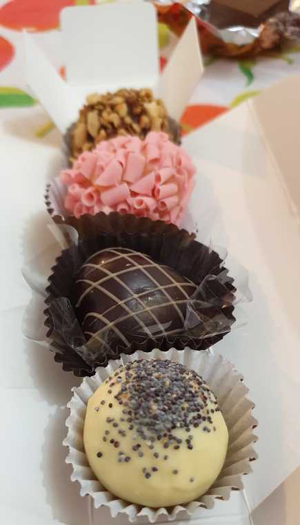 Trufa de leite com amêndoas, brigadeiro rosa, bombom 70% cacau com caramelo e flor de sal e trufa de limão