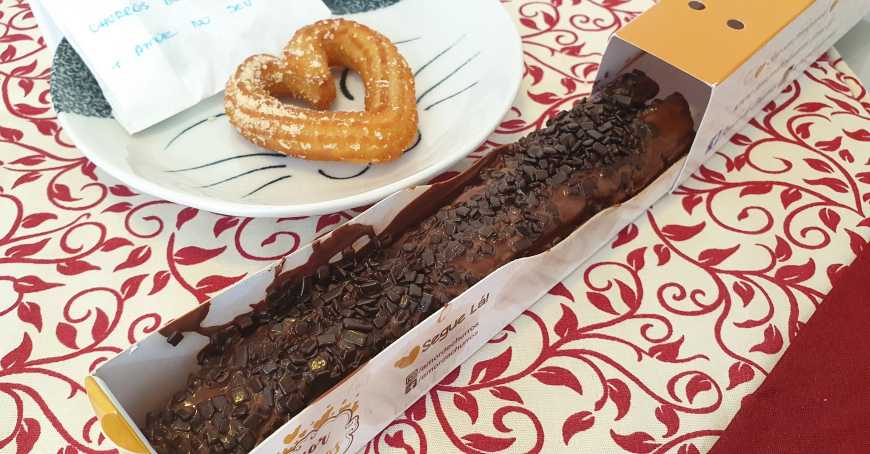 Churros brasileiro de chocolate meio amargo com topping de chocolate belga