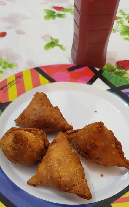 Samosa de frango e sherbet, refresco indiano com essência de rosas