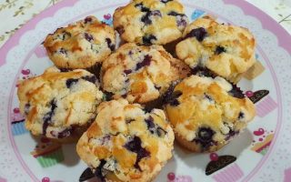 Lindo e delicioso muffin de blueberry com gotas de chocolate branco!