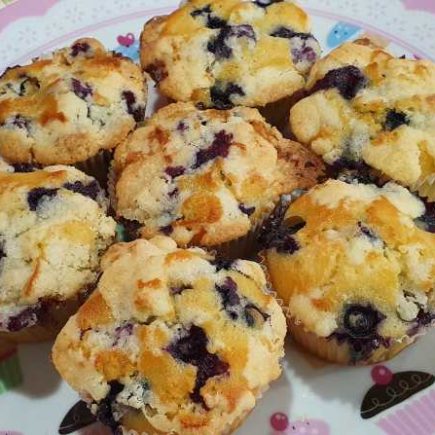 Lindo e delicioso muffin de blueberry com gotas de chocolate branco!