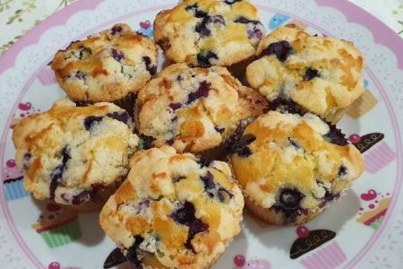 Lindo e delicioso muffin de blueberry com gotas de chocolate branco!