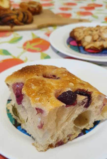 Aromática e saborosa focaccia de azeitonas, alecrim & flor de sal!