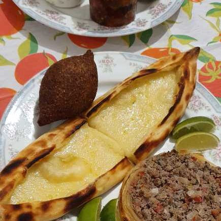 Kibe frito, pide de queijo e esfiha folhada de carne do Beyti