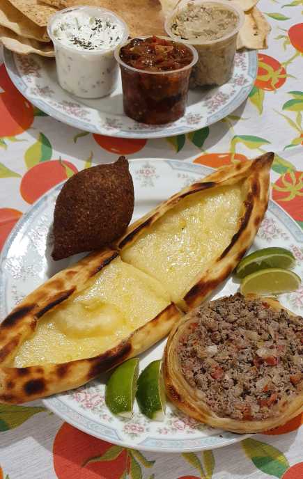 Kibe frito, pide de queijo e esfiha folhada de carne do Beyti