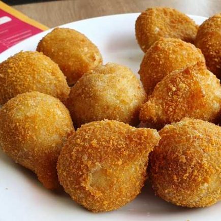 Coxinhas de frango com cremely, calabresa e quatro queijos do rodízio