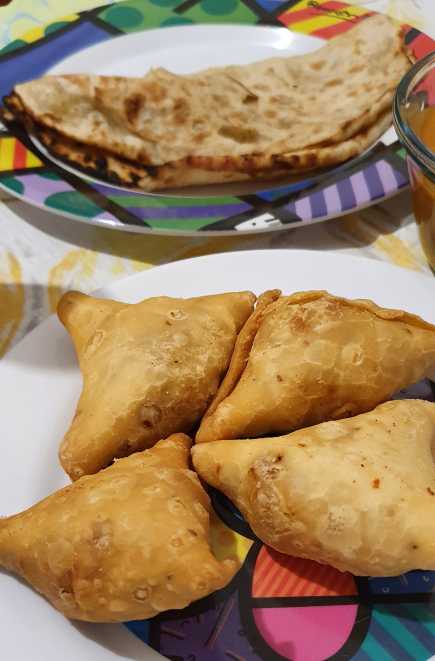 Cheese naan e samosas de frango