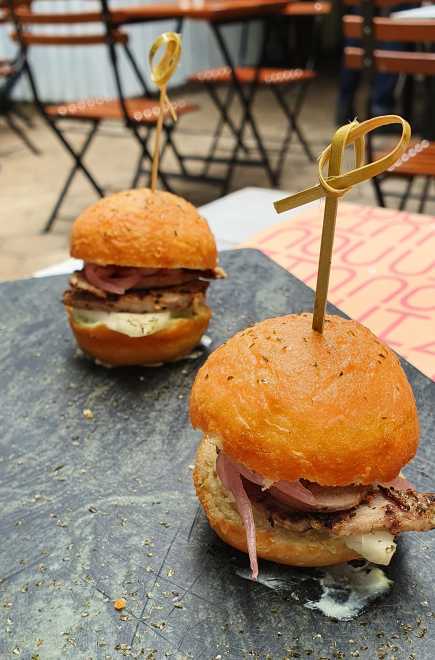 Delicinha em miniatura: sonho salgado com barriga de porco, abacaxi, maionese de wasabi e picles de cebola roxa