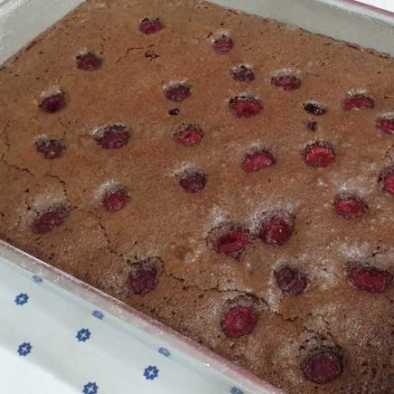 Brownie de chocolate e framboesa de comer rezando!