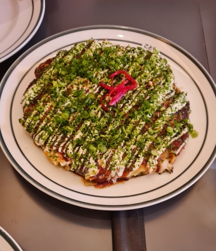 Delicioso okonomiyaki de polvo e porco!