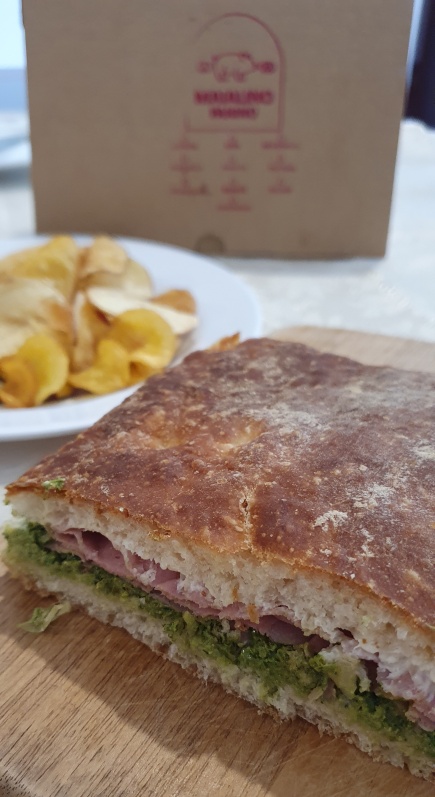 Delicioso Mortadella: pão, mortadella com pistache, pasta de alcachofra e pesto da casa!