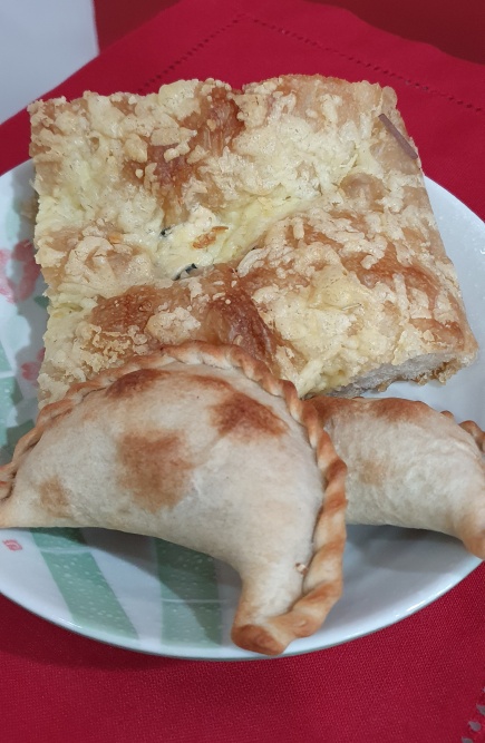 Focaccia de 3 queijos e empanadas de caponata