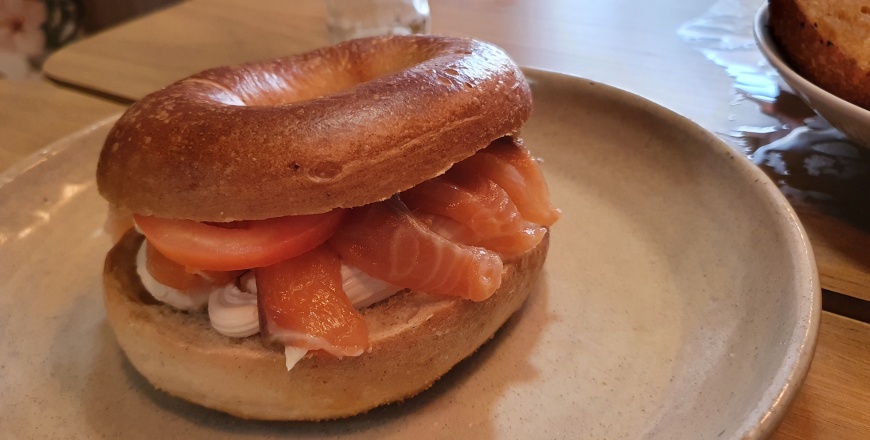 New York Bagel: bagel, cream cheese, salmão, tomate e picles de cebola roxa