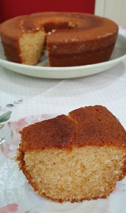 Aromático e delicioso bolo amanteigado de mel!