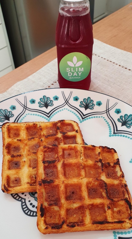 Almoço Slim Day com fibra líquida e waffle proteico de queijo