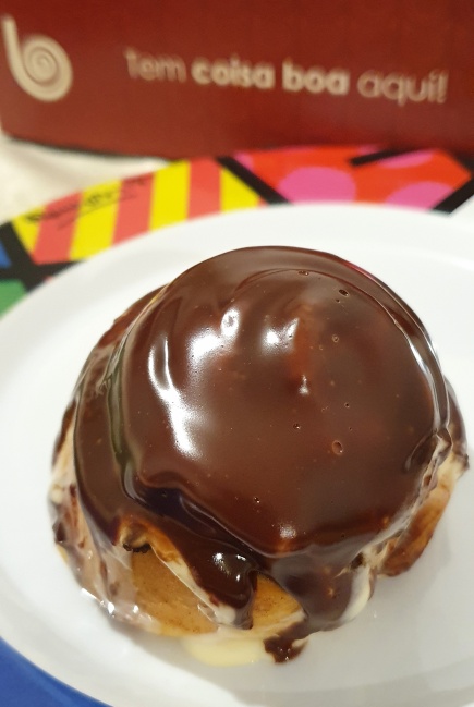 Cinnamon roll de chocolate belga, o mais sem graça de todos