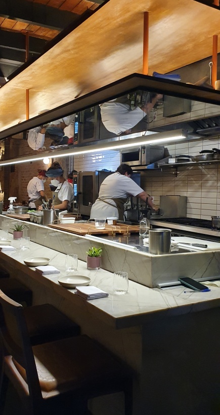 Adorável cozinha do Nelita comandada apenas por mulheres!