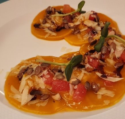 Ravioli de carne seca e requeijão de corte, molho de abóbora e mel