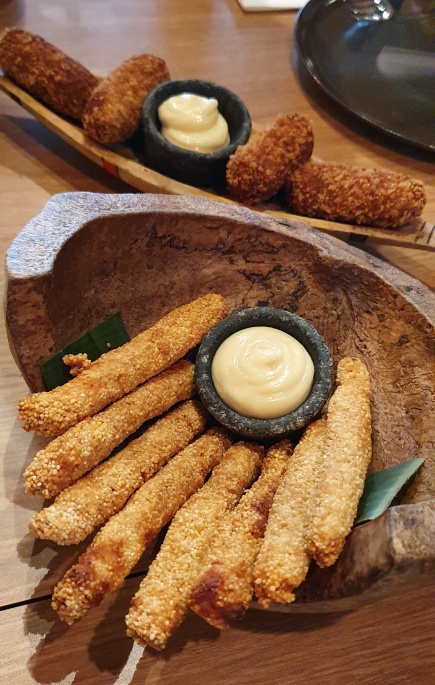 Croquete de tambaqui e tirinhas de pirarucu para abrir o apetite no Banzeiro