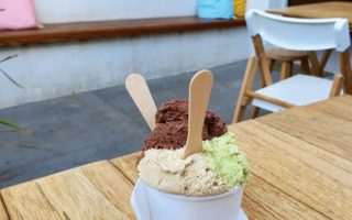 Cremoso gelato de chocolate com laranja, matchá e café com leite da Julie & Emilie Gelateria!