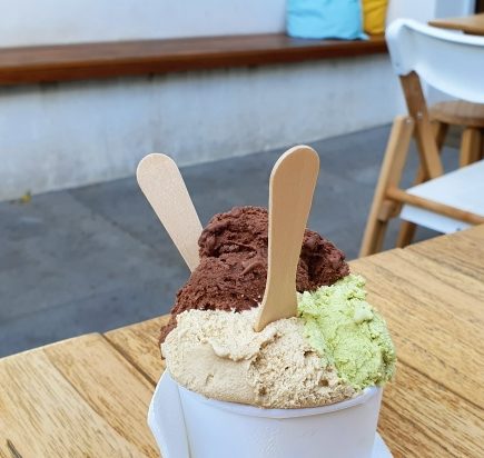 Cremoso gelato de chocolate com laranja, matchá e café com leite da Julie & Emilie Gelateria!