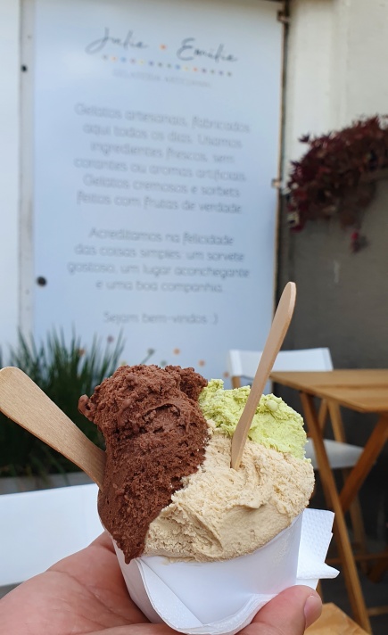 Cremoso gelato de chocolate com laranja, matchá e café com leite