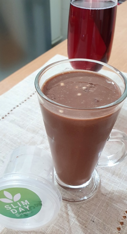 Almoço com shake de chocolate