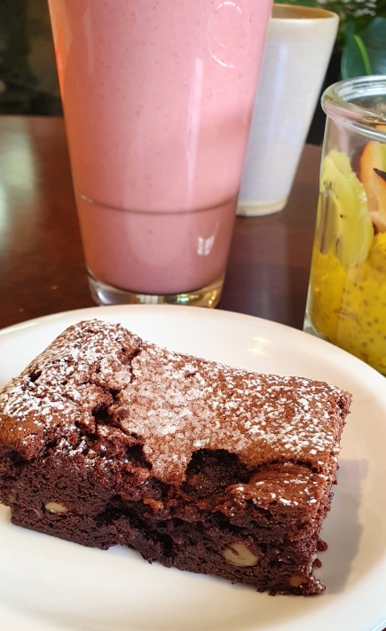 Brownie de chocolate amargo com amora e nozes