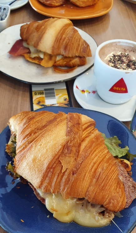 Caprichado croissant com filet mignon, raclette e cebola caramelizada da padaria Jules!