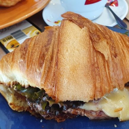 Caprichado croissant com filet mignon, raclette e cebola caramelizada da padaria Jules!