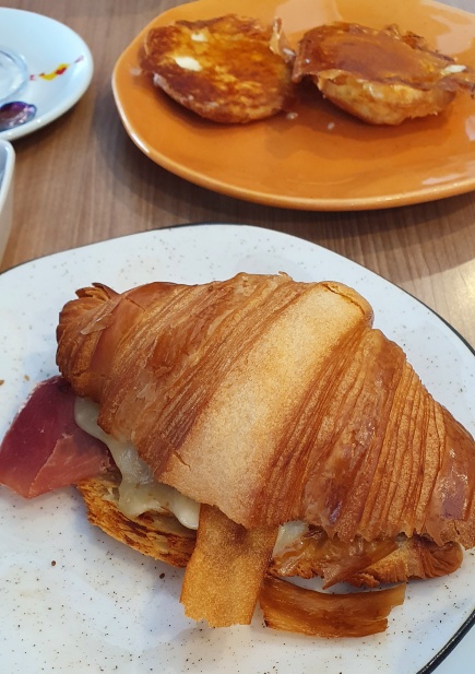 Intenso croissant de queijo raclette e presunto serrano!