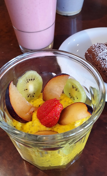 Pudim de chia com manga, cupuaçu e frutas frescas