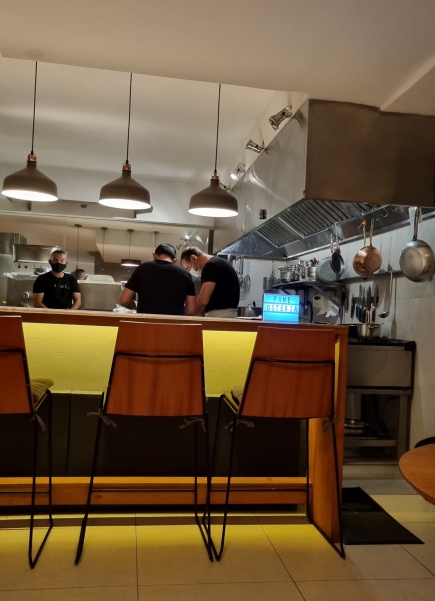 Um verdadeiro show na cozinha aberta do chef Marco Rezentti do Fame Osteria