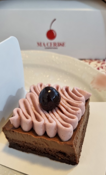 Le Fantastique: base de bolo denso de chocolate, cremeux de chocolate e chantilly de cereja amarena