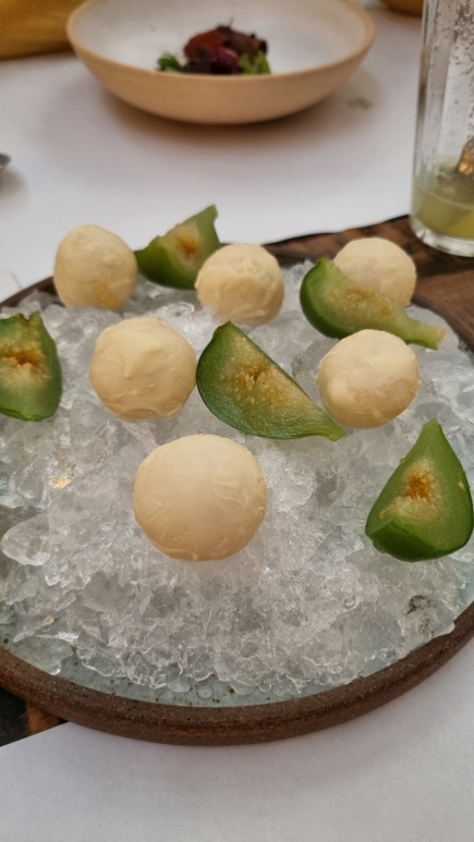 Maravilhoso bombom de quentão e chocolate branco e figo cozido com cardamomo!