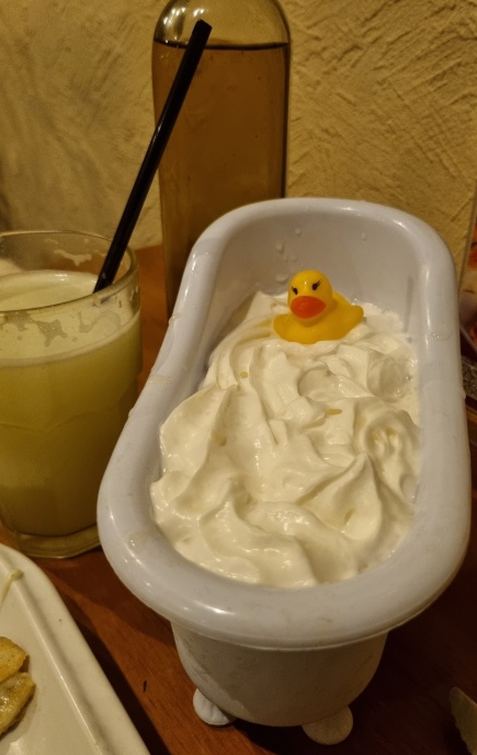 Drink Banho Tropical servido em banheira e pato de brinquedo na Villa Soggiorno