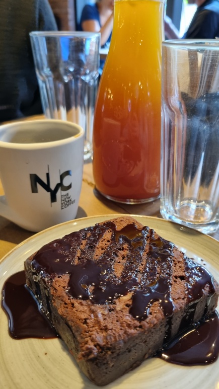 Sunset OJ e brownie de chocolate