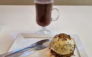 Chocolate quente suíço e torta gelato di more da Alessandra Tonisi