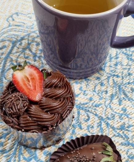 Delicioso minibolo de brigadeiro com morango!