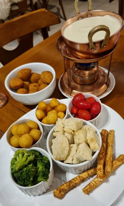 Aproveitando o Festival de inverno D'Aldeia Restaurante com fondue de queijo!