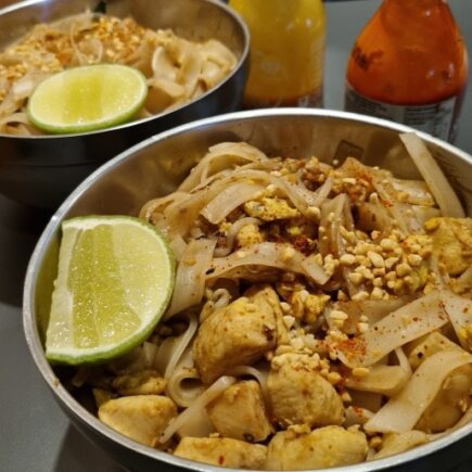 Pad thai de frango do menu executivo do The Bowl