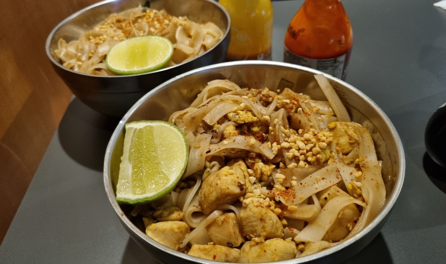 Pad thai de frango do menu executivo do The Bowl