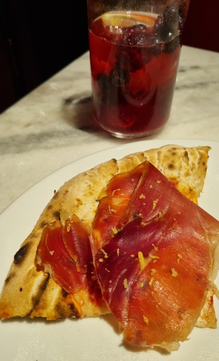 Prima di Napoli: stracciatella, fatias finas de presunto parma e raspas de limão siciliano