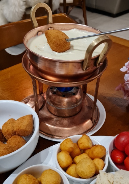 Tem uma coxinha no meu fondue!