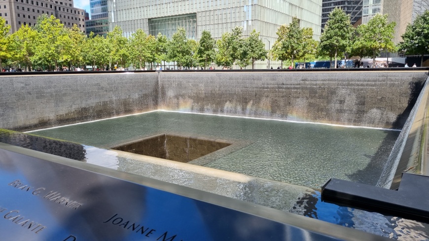 Exatamente no lugar das antigas torres gêmeas está o 9/11 Memorial, um local que merece todo o nosso respeito