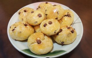 Deliciosa broa de fubá sabor laranja com gotas de chocolate!