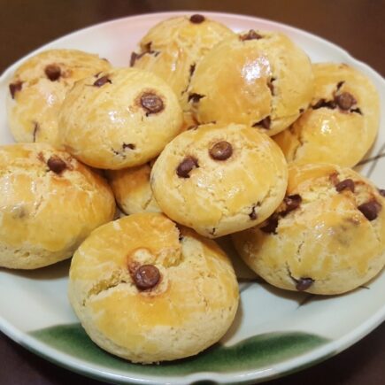 Deliciosa broa de fubá sabor laranja com gotas de chocolate!