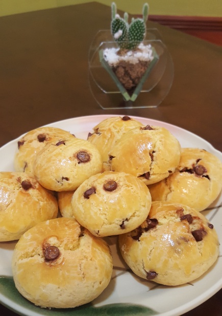 Deliciosa broa de fubá sabor laranja com gotas de chocolate!