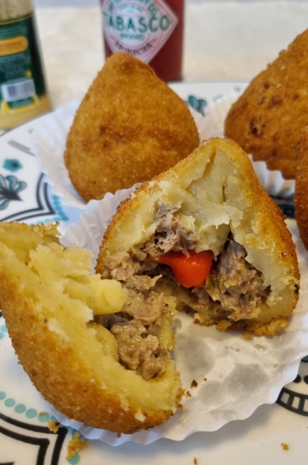 Coxinha de cupim com mozzarela, Catupiry e pimenta biquinho