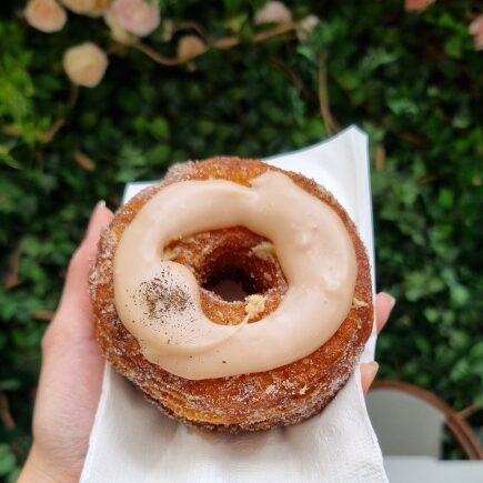 Delicado e saborosíssimo cronut do Dominique Ansel Bakery!